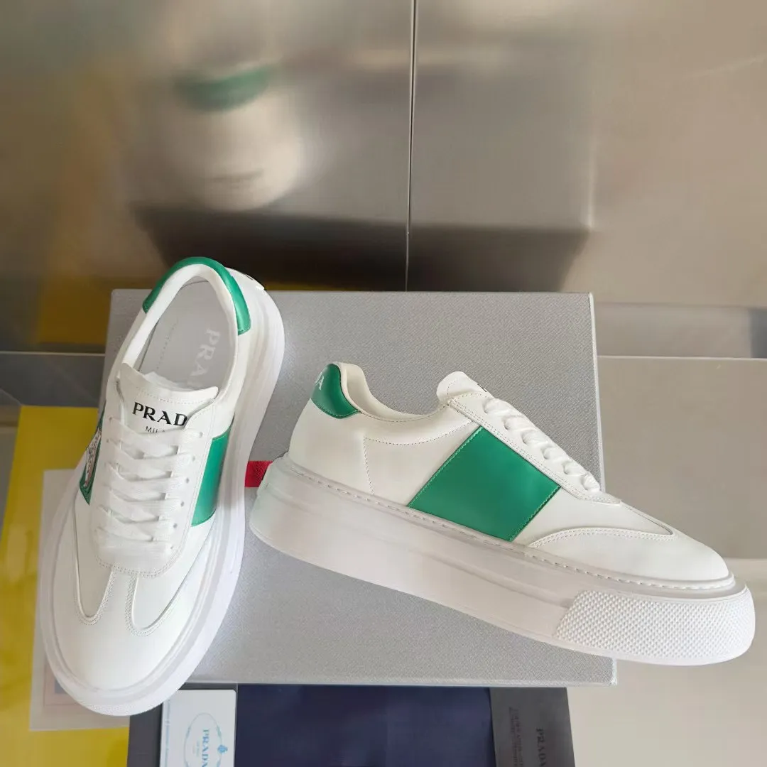 👟👟Ex-factory price 600👟👟 Couple model Prada Latest Couple model Triangle logo Thick sole Casual white shoes Sneakers Original purchase development and production This sneaker combines simple lines and distinctive details into a modern design. The leather upper presents a refined silhouette, with the Prada contrasting logo embellished on the tongue and side inserts. Exquisite packaging at the delivery counter 🛍📦 ▪️Fabric: Original custom imported cowhide material ▪️Lining: Original custom made soft sheepskin ▪️Sole: Original molded non-slip rubber outsole ▪️Sole thickness: 4CM ▪️Size: Women's 35-40 / Men's 39-45